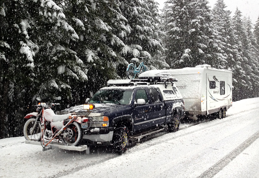     Day 6 - The rig along CA 199. Snowing pretty good, but solid chains all round make the difference.